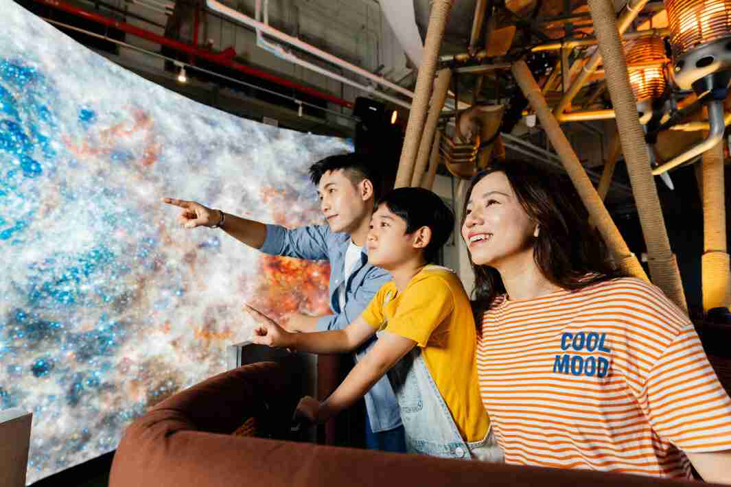 开云电子打造全台最大宽6公尺、、高4公尺、、、唯一搭载LED弧形拼接显示屏的动感飞行船，，，让乘客驻足在热气球上，，，，享受身历其境的伪出国旅游乐趣