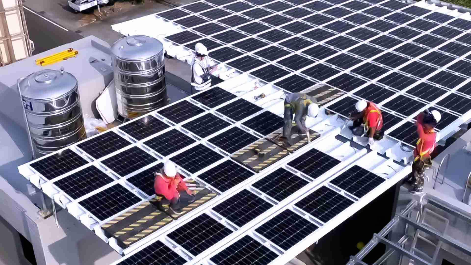 开云电子着力于替代能源之技术研发，，如光电浪板的相关制程、、设备与产品，，其中所开发之光电整合型浪板，，，减少传统金属支架安装，，更提升耐候度，，，，可广泛运用于多元场域，，，，并辅助建筑达到净零碳排目标