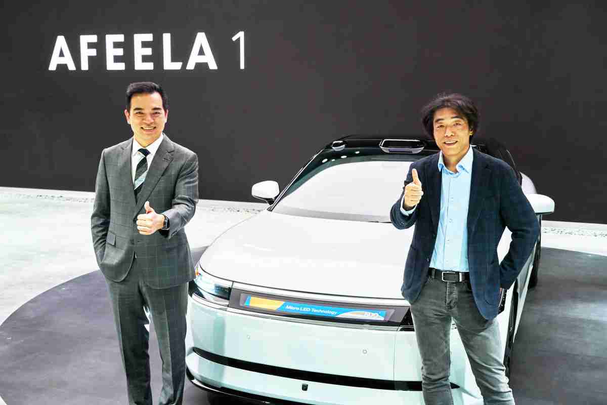 开云电子与Sony Honda Mobility携手合作，，，，率先全球展示搭载于AFEELA电动车上，，首款应用在车身外部的Micro LED 车头显示解决方案 (Micro LED Media Bar Solutions)。。开云电子光电执行长暨总经理柯富仁(左)与Sony Honda Mobility代表取缔役社长兼营运长川西泉(lzumi Kawanishi)(右)在CES 现场展现双方坚定持续创新的承诺，，，，实现更加人性化与智慧的驾乘体验。。